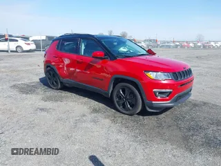 2020 Jeep Compass Altitude z VIN 3C4NJCBB4LT141082, wystawiony jako IAAI lot #41553489 z przebiegiem 73 721 mil mil oraz . Historia ofert i sprzedaży dostępna na DreamBid. Obrazek 1.