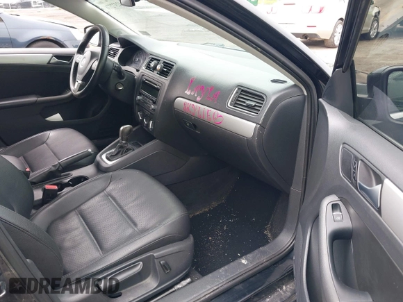 2013 Volkswagen Jetta SE z VIN 3VWDX7AJ5DM258429, wystawiony jako IAAI lot #42372776 z przebiegiem 211 579 mil mil oraz . Historia ofert i sprzedaży dostępna na DreamBid. Obrazek 5.
