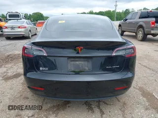 2018 Tesla Model 3 Long Range Battery z VIN 5YJ3E1EB3JF186733, wystawiony jako IAAI lot #42093891 z przebiegiem 102 435 mil mil oraz . Historia ofert i sprzedaży dostępna na DreamBid. Obrazek 16.