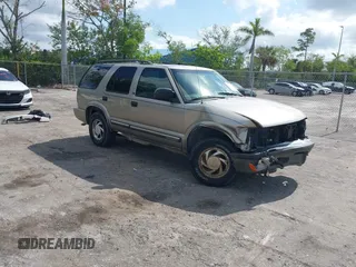 2001 Chevrolet Blazer LT z VIN 1GNDT13WX12114776, wystawiony jako IAAI lot #42311346 z przebiegiem 169 630 mil mil oraz . Historia ofert i sprzedaży dostępna na DreamBid. Obrazek 1.