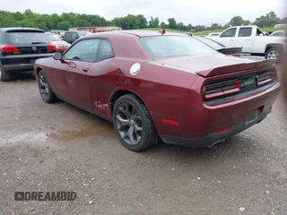 2018 Dodge Challenger SXT Plus z VIN 2C3CDZAG4JH258685, wystawiony jako IAAI lot #42352033 z przebiegiem 112 122 mil mil oraz . Historia ofert i sprzedaży dostępna na DreamBid. Obrazek 3.