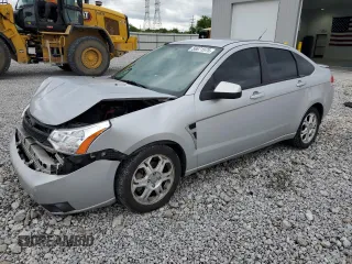 2008 Ford Focus SE z VIN 1FAHP35N78W237037, wystawiony jako Copart lot #56671575 z przebiegiem 223 079 mil mil oraz Szkoda całkowita • Salvage title. Historia ofert i sprzedaży dostępna na DreamBid. Obrazek 1.