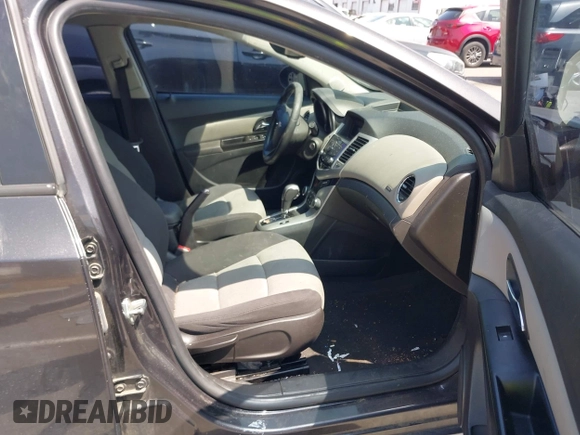 2014 Chevrolet Cruze LS z VIN 1G1PA5SG1E7405326, wystawiony jako IAAI lot #42095319 z przebiegiem Nie podano mil oraz . Historia ofert i sprzedaży dostępna na DreamBid. Obrazek 5.