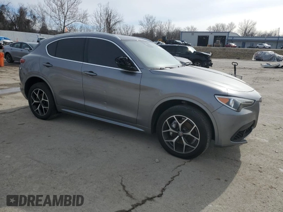 2020 Alfa Romeo Stelvio Ti z VIN ZASPAKBN4L7C91444, wystawiony jako Copart lot #43635865 z przebiegiem 83 848 mil mil oraz Szkoda całkowita • Salvage title. Historia ofert i sprzedaży dostępna na DreamBid. Obrazek 4.