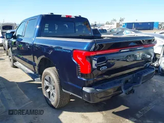 2022 Ford F-150 Lightning Pro z VIN 1FT6W1EV8NWG04113, wystawiony jako IAAI lot #41765532 z przebiegiem 48 990 mil mil oraz . Historia ofert i sprzedaży dostępna na DreamBid. Obrazek 3.