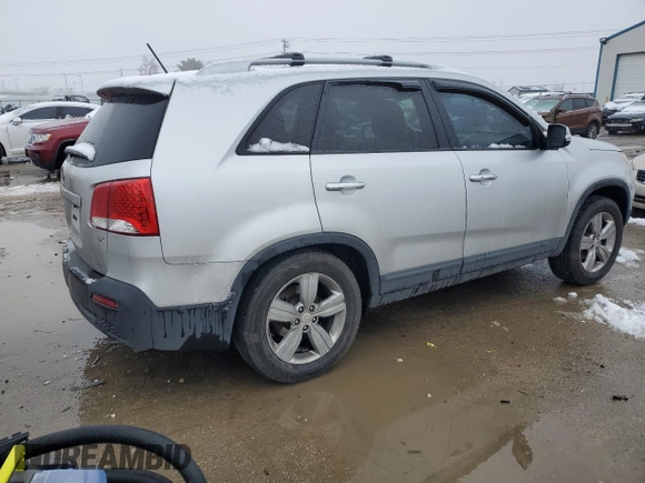 2013 Kia Sorento EX с VIN 5XYKU4A61DG351443, выставлен на аукционе Copart как лот 86988774 с пробегом 196 542 миль миль и Списание • Salvage title. История ставок и продаж доступна на DreamBid. Изображение 3.