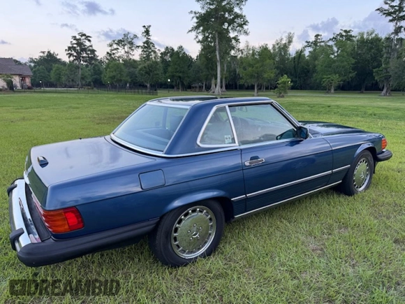 1988 Mercedes-Benz 560 SL z VIN WDBBA48DXJA085766, wystawiony jako Copart lot #54797875 z przebiegiem 69 162 mil mil oraz Czysty tytuł • Clean title. Historia ofert i sprzedaży dostępna na DreamBid. Obrazek 4.