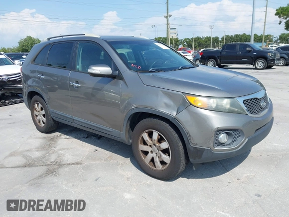 2012 Kia Sorento LX z VIN 5XYKT3A69CG214682, wystawiony jako IAAI lot #42243166 z przebiegiem 125 323 mil mil oraz . Historia ofert i sprzedaży dostępna na DreamBid. Obrazek 1.