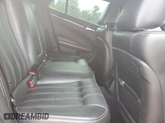2019 Chrysler 300 S z VIN 2C3CCABG0KH565971, wystawiony jako Copart lot #56640265 z przebiegiem Nie podano mil oraz Czysty tytuł • Clean title. Historia ofert i sprzedaży dostępna na DreamBid. Obrazek 10.