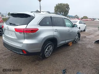 2019 Toyota Highlander SE with VIN 5TDJZRFH0KS608855, listed as a IAAI auction lot 41765566 with 30,228 mi miles. Bid and sale history available at carsss.com. Image 4.