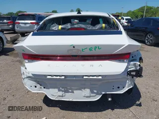 2024 Hyundai Elantra SEL z VIN KMHLM4DG1RU721834, wystawiony jako IAAI lot #41989186 z przebiegiem 19 877 mil mil oraz . Historia ofert i sprzedaży dostępna na DreamBid. Obrazek 16.