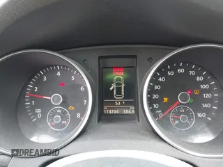 2013 Volkswagen Golf w/Conv & Sunroof с VIN WVWDB7AJ3DW131454, выставлен на аукционе IAAI как лот 41844393 с пробегом 174 704 миль миль и . История ставок и продаж доступна на DreamBid. Изображение 7.