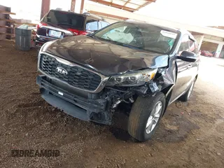 2019 Kia Sorento LX z VIN 5XYPGDA32KG439966, wystawiony jako IAAI lot #42046846 z przebiegiem 101 592 mil mil oraz . Historia ofert i sprzedaży dostępna na DreamBid. Obrazek 17.