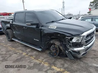 2021 Ram 1500 Big Horn z VIN 1C6RREFT2MN661959, wystawiony jako IAAI lot #41622577 z przebiegiem 168 812 mil mil oraz . Historia ofert i sprzedaży dostępna na DreamBid. Obrazek 1.