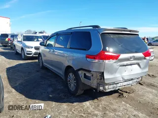 2012 Toyota Sienna XLE AAS z VIN 5TDYK3DC7CS277944, wystawiony jako IAAI lot #41311855 z przebiegiem 224 239 mil mil oraz . Historia ofert i sprzedaży dostępna na DreamBid. Obrazek 3.