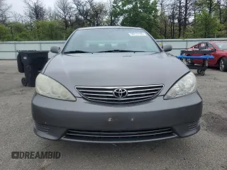2005 Toyota Camry STD z VIN 4T1BE32K95U580581, wystawiony jako Copart lot #58212165 z przebiegiem 124 350 mil mil oraz Czysty tytuł • Clean title. Historia ofert i sprzedaży dostępna na DreamBid. Obrazek 5.