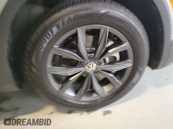 2023 Volkswagen Tiguan SE z VIN 3VV2B7AX8PM058650, wystawiony jako IAAI lot #42801702 z przebiegiem 39 472 mil mil oraz . Historia ofert i sprzedaży dostępna na DreamBid. Obrazek 4.