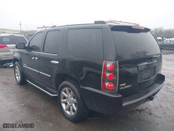 2009 GMC Yukon Denali with VIN 1GKFK03229R276923, listed as a IAAI auction lot 39128547 with 214,430 mi miles. Bid and sale history available at carsss.com. Image 3.