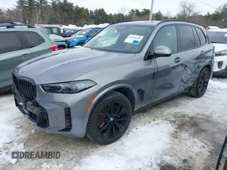 2024 BMW X5 xDrive40i z VIN 5UX23EU06R9S09659, wystawiony jako IAAI lot #41444238 z przebiegiem 26 923 mil mil oraz . Historia ofert i sprzedaży dostępna na DreamBid. Obrazek 2.