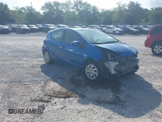 2015 Toyota Prius One z VIN JTDKDTB39F1582754, wystawiony jako IAAI lot #42286542 z przebiegiem 77 095 mil mil oraz . Historia ofert i sprzedaży dostępna na DreamBid. Obrazek 1.