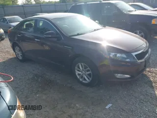 2013 Kia Optima LX z VIN 5XXGM4A72DG133899, wystawiony jako IAAI lot #42408160 z przebiegiem 180 185 mil mil oraz . Historia ofert i sprzedaży dostępna na DreamBid. Obrazek 1.