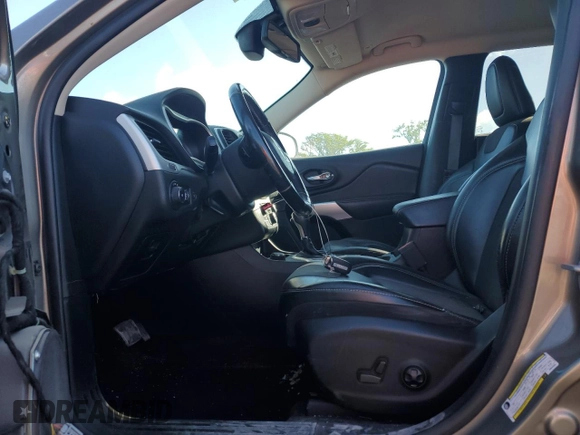 2018 Jeep Cherokee Latitude Plus z VIN 1C4PJMLX0JD622295, wystawiony jako Copart lot #57679075 z przebiegiem 123 743 mil mil oraz Szkoda całkowita • Salvage title. Historia ofert i sprzedaży dostępna na DreamBid. Obrazek 7.