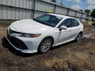 2018 Toyota Camry LE z VIN 4T1B11HK1JU593259, wystawiony jako Copart lot #62657345 z przebiegiem 145 145 mil mil oraz Czysty tytuł • Clean title. Historia ofert i sprzedaży dostępna na DreamBid. Obrazek 1.