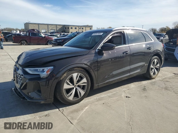 2024 Audi Q8 e-tron Premium Plus z VIN WA15AAGE2RB042305, wystawiony jako Copart lot #83397964 z przebiegiem 15 887 mil mil oraz Szkoda całkowita • Salvage title. Historia ofert i sprzedaży dostępna na DreamBid. Obrazek 1.