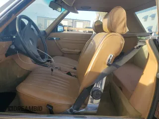 1985 Mercedes-Benz 380 z VIN WDBBA45C6FA018567, wystawiony jako Copart lot #49676645 z przebiegiem 129 320 mil mil oraz Czysty tytuł • Clean title. Historia ofert i sprzedaży dostępna na DreamBid. Obrazek 7.
