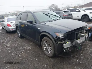 2025 Mazda CX-90 Preferred z VIN JM3KKBHD5S1197029, wystawiony jako IAAI lot #42005615 z przebiegiem 2 999 mil mil oraz . Historia ofert i sprzedaży dostępna na DreamBid. Obrazek 1.