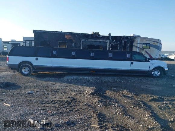 2003 Ford Excursion XLT z VIN 1FMNU40F03EA06549, wystawiony jako IAAI lot #42231165 z przebiegiem 176 564 mil mil oraz . Historia ofert i sprzedaży dostępna na DreamBid. Obrazek 13.