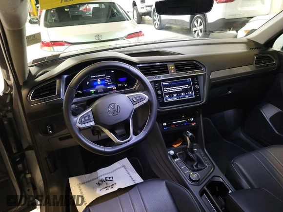 2023 Volkswagen Tiguan SE z VIN 3VV2B7AX8PM058650, wystawiony jako IAAI lot #42801702 z przebiegiem 39 472 mil mil oraz . Historia ofert i sprzedaży dostępna na DreamBid. Obrazek 7.