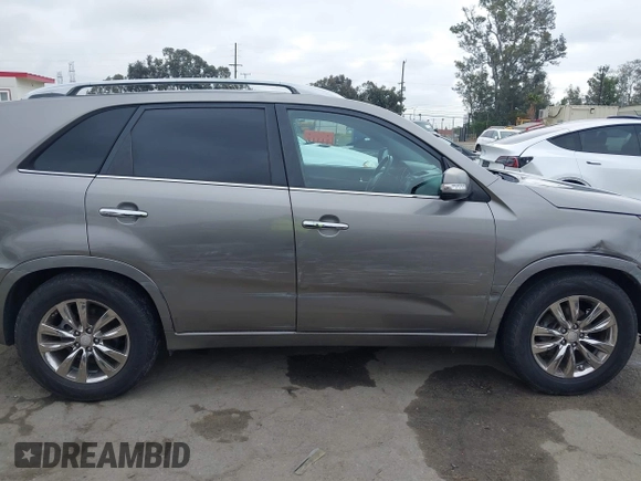2013 Kia Sorento SX z VIN 5XYKW4A23DG400942, wystawiony jako IAAI lot #42185267 z przebiegiem 162 209 mil mil oraz . Historia ofert i sprzedaży dostępna na DreamBid. Obrazek 13.