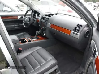 2006 Volkswagen Touareg 4.2L V8 z VIN WVGZM77L06D043948, wystawiony jako IAAI lot #41839431 z przebiegiem 207 496 mil mil oraz . Historia ofert i sprzedaży dostępna na DreamBid. Obrazek 5.