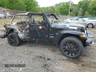 2023 Jeep Wrangler Sahara z VIN 1C4JJXP66PW698724, wystawiony jako Copart lot #55587825 z przebiegiem Nie podano mil oraz Nie do naprawy • Non repairable. Historia ofert i sprzedaży dostępna na DreamBid. Obrazek 4.