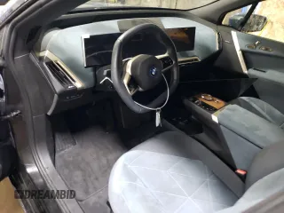 2023 BMW iX xDrive50 z VIN WB523CF00PCM96494, wystawiony jako Copart lot #48879714 z przebiegiem 6362 mil mil oraz . Historia ofert i sprzedaży dostępna na DreamBid. Obrazek 8.