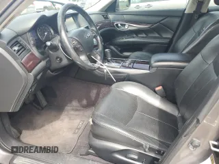 2014 Infiniti Q70 z VIN JN1BY1AP5EM260240, wystawiony jako Copart lot #53209505 z przebiegiem 72 105 mil mil oraz Tytuł czysty. Historia ofert i sprzedaży dostępna na DreamBid. Obrazek 7.