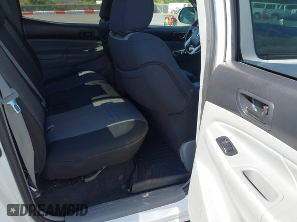 2014 Toyota Tacoma PreRunner z VIN 3TMJU4GN8EM160522, wystawiony jako IAAI lot #42207788 z przebiegiem 103 361 mil mil oraz . Historia ofert i sprzedaży dostępna na DreamBid. Obrazek 8.