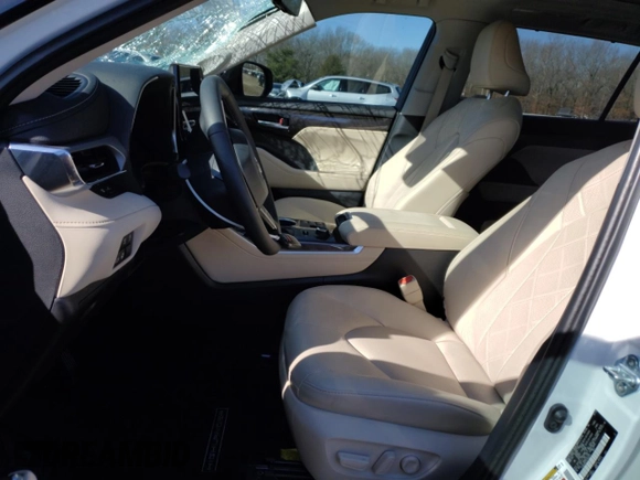2024 Toyota Highlander LE z VIN 5TDKDRBH5RS569375, wystawiony jako Copart lot #48847105 z przebiegiem 7 103 mil mil oraz Szkoda całkowita • Salvage title. Historia ofert i sprzedaży dostępna na DreamBid. Obrazek 7.