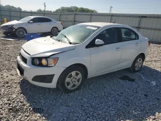 2013 Chevrolet Sonic LS z VIN 1G1JA5SHXD4216463, wystawiony jako Copart lot #53373775 z przebiegiem 153 811 mil mil oraz Szkoda całkowita • Salvage title. Historia ofert i sprzedaży dostępna na DreamBid. Obrazek 1.