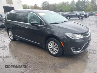 2018 Chrysler Pacifica Touring L z VIN 2C4RC1BG7JR109576, wystawiony jako IAAI lot #42220338 z przebiegiem 60 607 mil mil oraz . Historia ofert i sprzedaży dostępna na DreamBid. Obrazek 1.