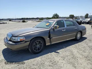 2004 Lincoln Town Car Signature z VIN 1LNHM81W24Y657135, wystawiony jako Copart lot #58640295 z przebiegiem 90 773 mil mil oraz Czysty tytuł • Clean title. Historia ofert i sprzedaży dostępna na DreamBid. Obrazek 1.