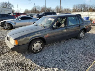 1995 Volvo 900 z VIN YV1JS8316S3193042, wystawiony jako Copart lot #81591334 z przebiegiem 142 347 mil mil oraz Szkody całkowita. Historia ofert i sprzedaży dostępna na DreamBid. Obrazek 1.