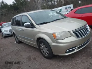 2011 Chrysler Town & Country Touring L z VIN 2A4RR8DG6BR797747, wystawiony jako IAAI lot #41371392 z przebiegiem 150 877 mil mil oraz . Historia ofert i sprzedaży dostępna na DreamBid. Obrazek 1.
