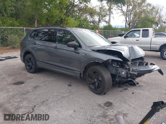 2023 Volkswagen Tiguan SE R-Line Black с VIN 3VVCB7AX1PM099075, выставлен на аукционе IAAI как лот 41600520 с пробегом 33 316 миль миль и . История ставок и продаж доступна на DreamBid. Изображение 1.