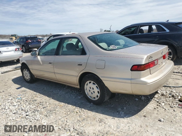 1998 Toyota Camry LE z VIN 4T1BG22K0WU858838, wystawiony jako Copart lot #53525565 z przebiegiem 133 777 mil mil oraz Czysty tytuł • Clean title. Historia ofert i sprzedaży dostępna na DreamBid. Obrazek 2.