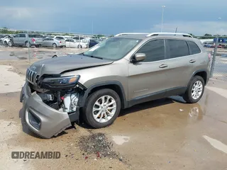 2019 Jeep Cherokee Latitude z VIN 1C4PJLCB5KD358412, wystawiony jako IAAI lot #42506197 z przebiegiem 83 160 mil mil oraz . Historia ofert i sprzedaży dostępna na DreamBid. Obrazek 2.