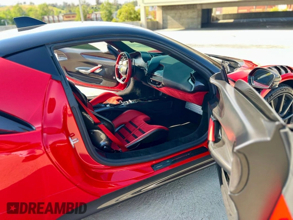 2021 Ferrari SF90 z VIN ZFF95NLA4M0265120, wystawiony jako Copart lot #61695715 z przebiegiem 5 300 mil mil oraz Szkoda całkowita • Salvage title. Historia ofert i sprzedaży dostępna na DreamBid. Obrazek 5.