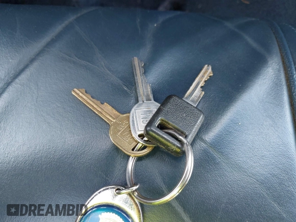 1986 Cadillac Seville z VIN 1G6KS6989GU813079, wystawiony jako IAAI lot #41732353 z przebiegiem Nie podano mil oraz . Historia ofert i sprzedaży dostępna na DreamBid. Obrazek 11.
