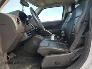 2014 Jeep Patriot Latitude z VIN 1C4NJPFA1ED680177, wystawiony jako Copart lot #58317165 z przebiegiem 40 806 mil mil oraz Szkoda całkowita • Salvage title. Historia ofert i sprzedaży dostępna na DreamBid. Obrazek 7.